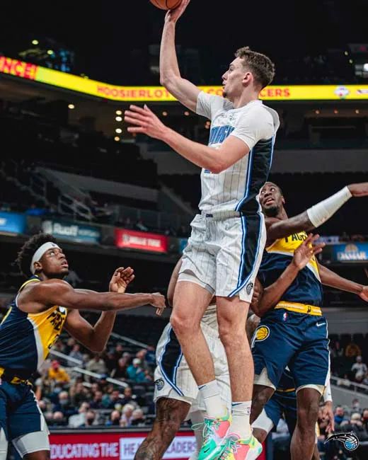 与年轻新秀 与年轻新秀